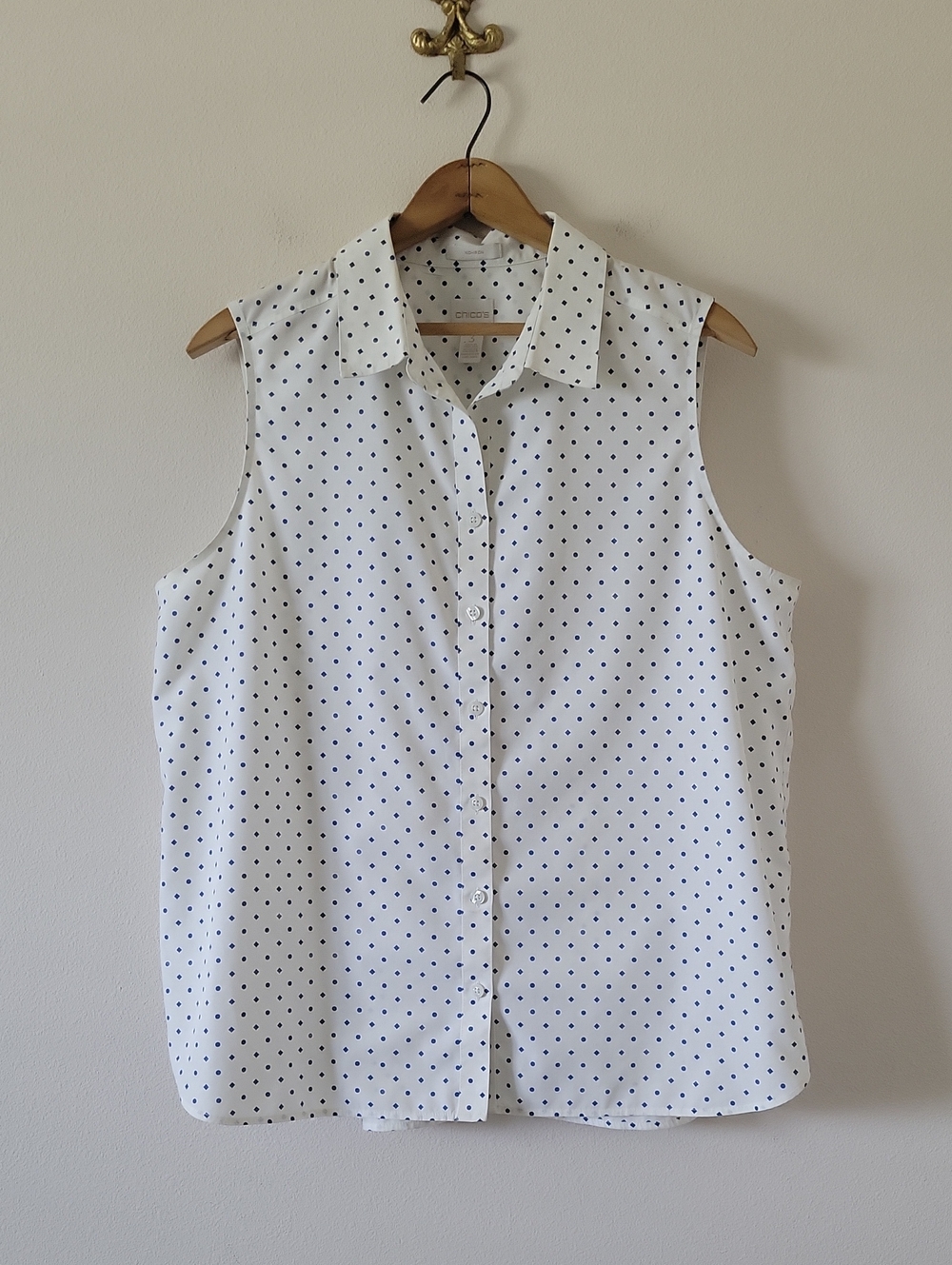 Chico's No Iron White Blue Dot Sleeveless Button Down Shirt Size XL